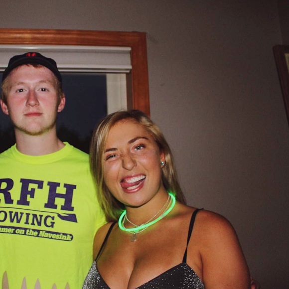 Meet your Posher, Madison - Picture 1 of 1